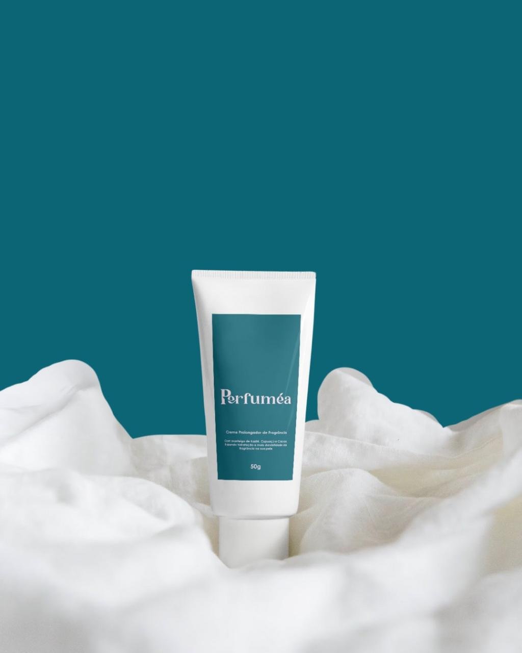 Mulher aplicando Perfuméa Prolong